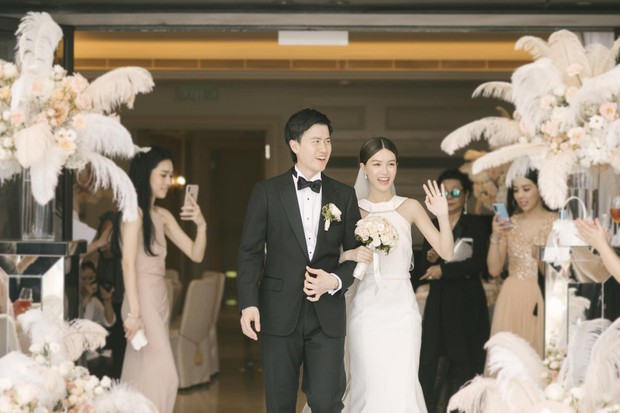 Lễ đăng ký kết hôn của Thần tiên tỷ tỷ Văn Vịnh San với đại gia: Lấn lướt hôn lễ của tỷ muội cạch mặt Angela Baby - Ảnh 4. Lễ đăng ký kết hôn của Thần tiên tỷ tỷ Văn Vịnh San với đại gia: Lấn lướt hôn lễ của tỷ muội cạch mặt Angela Baby - Ảnh 4.