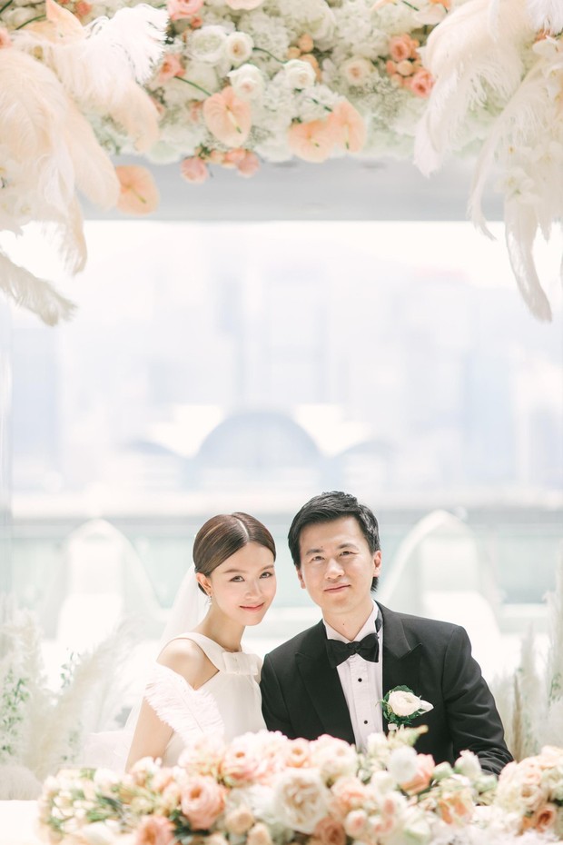 Lễ đăng ký kết hôn của Thần tiên tỷ tỷ Văn Vịnh San với đại gia: Lấn lướt hôn lễ của tỷ muội cạch mặt Angela Baby - Ảnh 5. Lễ đăng ký kết hôn của Thần tiên tỷ tỷ Văn Vịnh San với đại gia: Lấn lướt hôn lễ của tỷ muội cạch mặt Angela Baby - Ảnh 5.