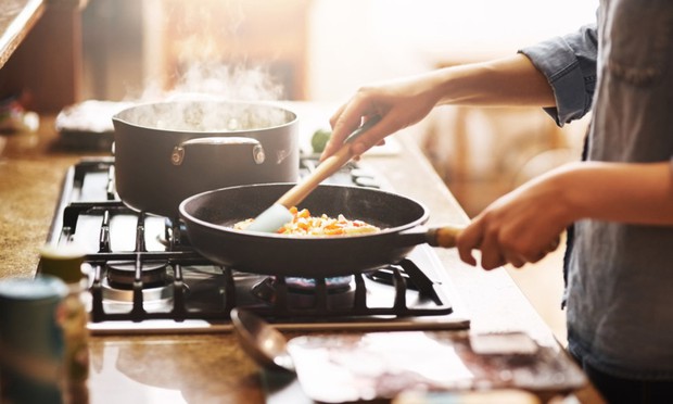 Những thói quen xấu diễn ra trong nhà bếp có thể gây hại sức khỏe nghiêm trọng - Ảnh 2.