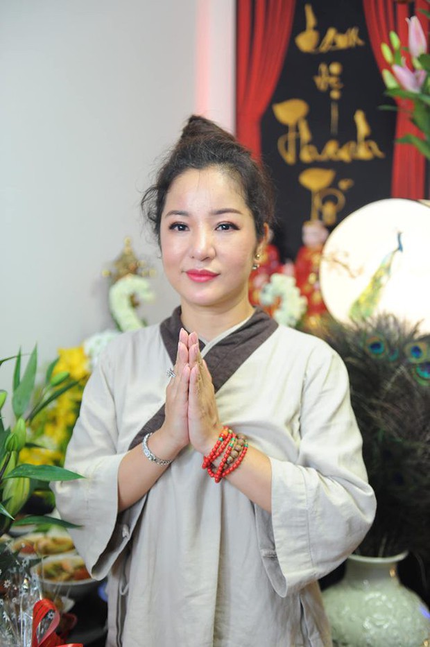 Thúy Nga lần đầu tổ chức cúng Tổ nghề ở Việt Nam sau khi sang Mỹ, Minh Nhí và dàn nghệ sĩ cùng tề tựu dâng hương - Ảnh 3. Thúy Nga lần đầu tổ chức cúng Tổ nghề ở Việt Nam sau khi sang Mỹ, Minh Nhí và dàn nghệ sĩ cùng tề tựu dâng hương - Ảnh 3.