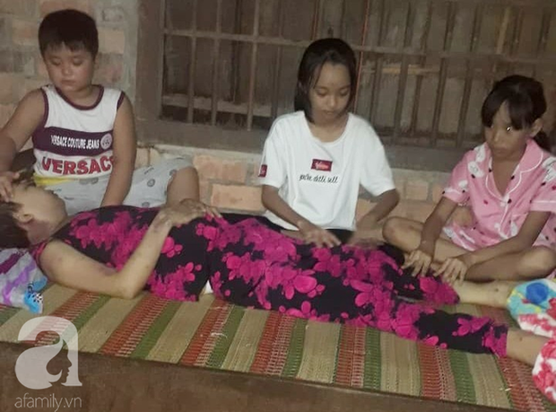 Trung thu đượm buồn của ba đứa trẻ không cha, đau đớn nhìn người mẹ nằm chờ chết vì thiếu tiền chữa bệnh - Ảnh 1.