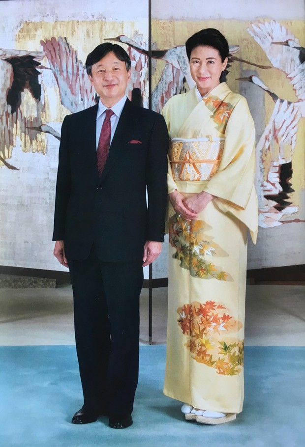 Vừa công bố ảnh lịch của năm, Hoàng hậu Nhật Bản đã gây sốt với vẻ đẹp vượt thời gian, mặc lại đồ cũ 22 năm vẫn thần thái ngút ngàn - Ảnh 1.
