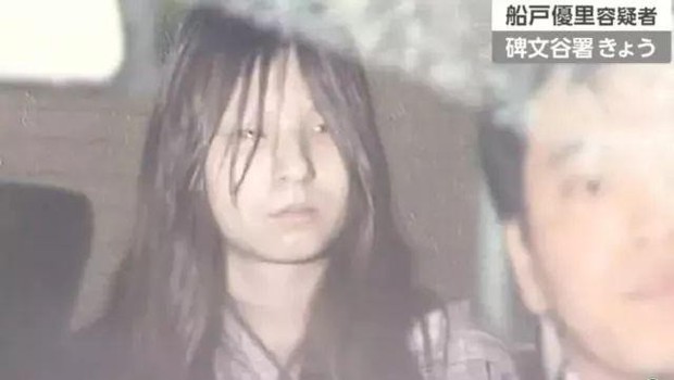 Người mẹ nhẫn tâm nhìn chồng đánh đập con gái.