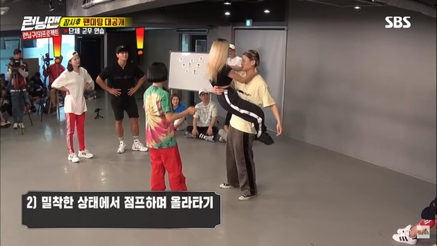 Running Man: Miệng thì nói xấu hổ nhưng Jeon So Min cứ bổ nhào vào người Kim Jong Kook thế này! - Ảnh 2. Running Man: Miệng thì nói xấu hổ nhưng Jeon So Min cứ bổ nhào vào người Kim Jong Kook thế này! - Ảnh 2.