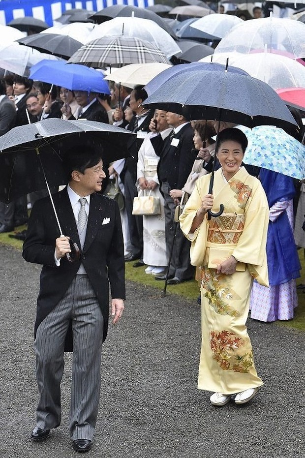 Vừa công bố ảnh lịch của năm, Hoàng hậu Nhật Bản đã gây sốt với vẻ đẹp vượt thời gian, mặc lại đồ cũ 22 năm vẫn thần thái ngút ngàn - Ảnh 4.