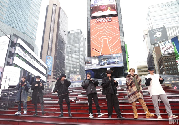 Choáng cảnh đám đông vây kín nghẹt thở ở Quảng trường Thời Đại New York chỉ để xem BTS tổng duyệt cho show giao thừa - Ảnh 3. Choáng cảnh đám đông vây kín nghẹt thở ở Quảng trường Thời Đại New York chỉ để xem BTS tổng duyệt cho show giao thừa - Ảnh 3.