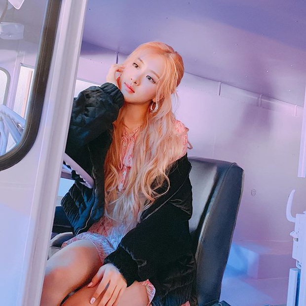 Dàn sao thế giới chào mừng 2020: BLACKPINK thả loạt ảnh siêu xinh, V (BTS) khoe tài bất ngờ, Trịnh Sảng mở cả Weibo mới - Ảnh 8. Dàn sao thế giới chào mừng 2020: BLACKPINK thả loạt ảnh siêu xinh, V (BTS) khoe tài bất ngờ, Trịnh Sảng mở cả Weibo mới - Ảnh 8.