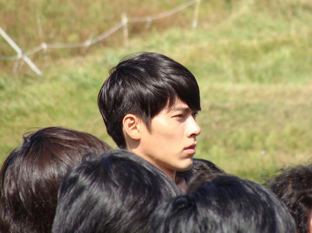 “Soái ca Triều Tiên” Hyun Bin gây bão mạng với góc nghiêng sắc lẹm như dao rọc giấy, sống mũi hiếm có khó tìm - Ảnh 13. “Soái ca Triều Tiên” Hyun Bin gây bão mạng với góc nghiêng sắc lẹm như dao rọc giấy, sống mũi hiếm có khó tìm - Ảnh 13.