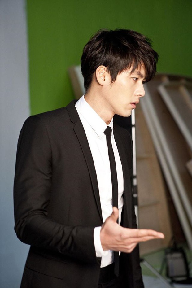 “Soái ca Triều Tiên” Hyun Bin gây bão mạng với góc nghiêng sắc lẹm như dao rọc giấy, sống mũi hiếm có khó tìm - Ảnh 14. “Soái ca Triều Tiên” Hyun Bin gây bão mạng với góc nghiêng sắc lẹm như dao rọc giấy, sống mũi hiếm có khó tìm - Ảnh 14.