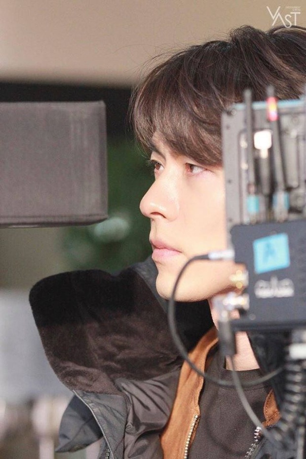“Soái ca Triều Tiên” Hyun Bin gây bão mạng với góc nghiêng sắc lẹm như dao rọc giấy, sống mũi hiếm có khó tìm - Ảnh 3. “Soái ca Triều Tiên” Hyun Bin gây bão mạng với góc nghiêng sắc lẹm như dao rọc giấy, sống mũi hiếm có khó tìm - Ảnh 3.
