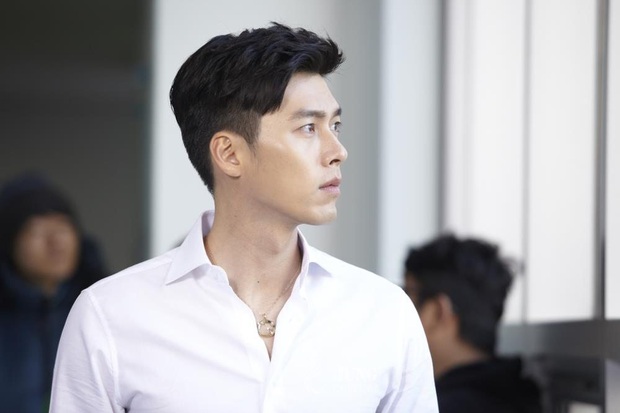 “Soái ca Triều Tiên” Hyun Bin gây bão mạng với góc nghiêng sắc lẹm như dao dọc giấy, sống mũi hiếm có khó tìm - Ảnh 9.