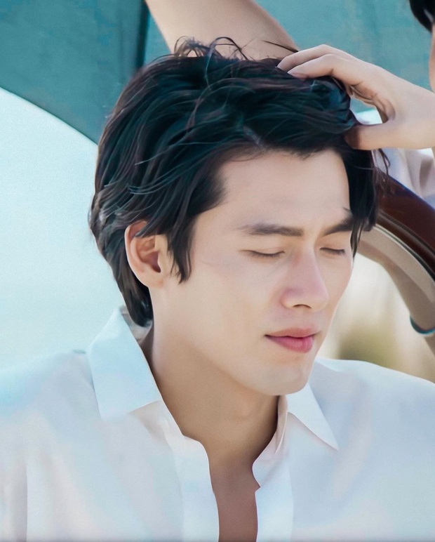 “Soái ca Triều Tiên” Hyun Bin gây bão mạng với góc nghiêng sắc lẹm như dao rọc giấy, sống mũi hiếm có khó tìm - Ảnh 8. “Soái ca Triều Tiên” Hyun Bin gây bão mạng với góc nghiêng sắc lẹm như dao rọc giấy, sống mũi hiếm có khó tìm - Ảnh 8.