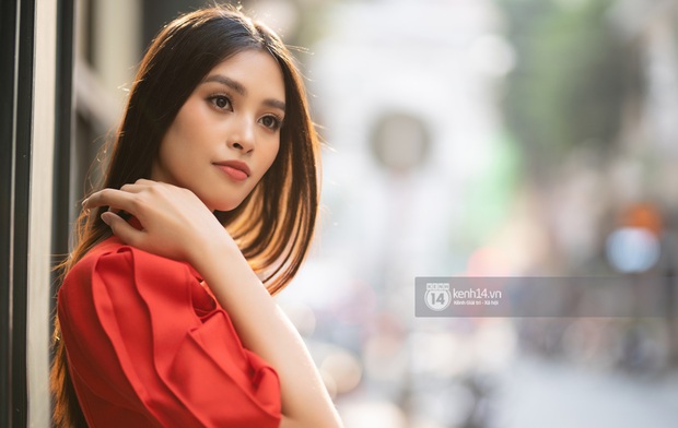 Gặp Trần Tiểu Vy ngày 1/1: Mỹ nhân 2000 đầu tiên lên ngôi Hoa hậu, người đẹp đầy năng lượng đại diện 10x bứt phá thập kỷ mới - Ảnh 12. Gặp Trần Tiểu Vy ngày 1/1: Mỹ nhân 2000 đầu tiên lên ngôi Hoa hậu, người đẹp đầy năng lượng đại diện 10x bứt phá thập kỷ mới - Ảnh 12.