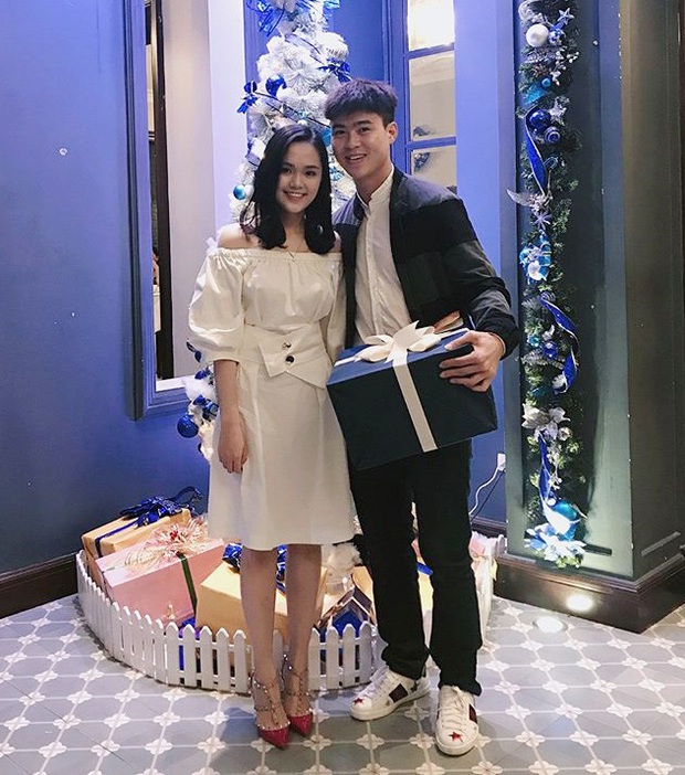 Hot: Duy Mạnh cầu hôn bạn gái cực ngọt ngào giữa phố đi bộ ngay tối 1/1 - Ảnh 4. Hot: Duy Mạnh cầu hôn bạn gái cực ngọt ngào giữa phố đi bộ ngay tối 1/1 - Ảnh 4.