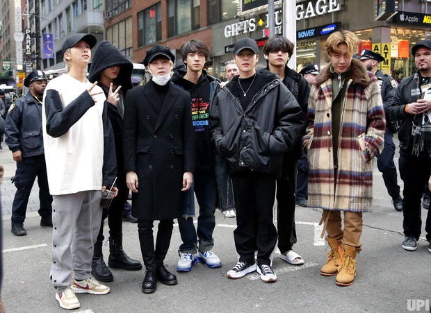Choáng cảnh đám đông vây kín nghẹt thở ở Quảng trường Thời Đại New York chỉ để xem BTS tổng duyệt cho show giao thừa - Ảnh 1. Choáng cảnh đám đông vây kín nghẹt thở ở Quảng trường Thời Đại New York chỉ để xem BTS tổng duyệt cho show giao thừa - Ảnh 1.
