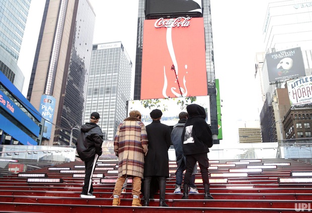 Choáng cảnh đám đông vây kín nghẹt thở ở Quảng trường Thời Đại New York chỉ để xem BTS tổng duyệt cho show giao thừa - Ảnh 4. Choáng cảnh đám đông vây kín nghẹt thở ở Quảng trường Thời Đại New York chỉ để xem BTS tổng duyệt cho show giao thừa - Ảnh 4.