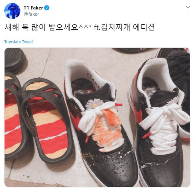 Góc hơi toang: Faker chào đón năm mới với pha tự hủy đôi giầy Nike ft G-Dragon giá gần trăm triệu - Ảnh 1. Góc hơi toang: Faker chào đón năm mới với pha tự hủy đôi giầy Nike ft G-Dragon giá gần trăm triệu - Ảnh 1.