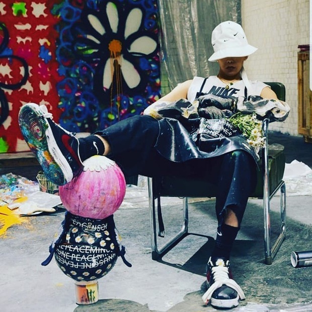 Góc hơi toang: Faker chào đón năm mới với pha tự hủy đôi giầy Nike ft G-Dragon giá gần trăm triệu - Ảnh 2. Góc hơi toang: Faker chào đón năm mới với pha tự hủy đôi giầy Nike ft G-Dragon giá gần trăm triệu - Ảnh 2.