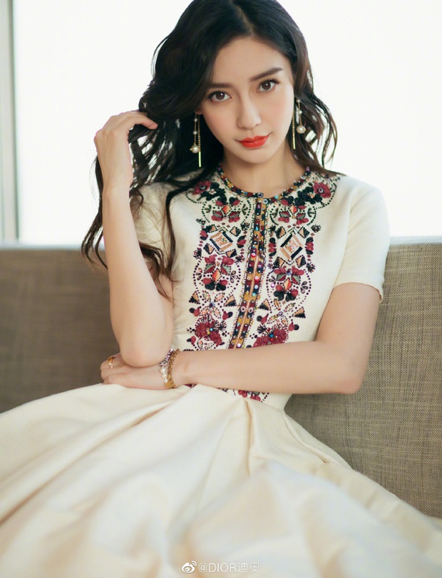 Dàn mỹ nhân Cbiz đẹp nức nở sự kiện countdown: Nhiệt Ba khí chất, Angela Baby - Dương Mịch thần thái bất phân thắng bại - Ảnh 10. Dàn mỹ nhân Cbiz đẹp nức nở sự kiện countdown: Nhiệt Ba khí chất, Angela Baby - Dương Mịch thần thái bất phân thắng bại - Ảnh 10.