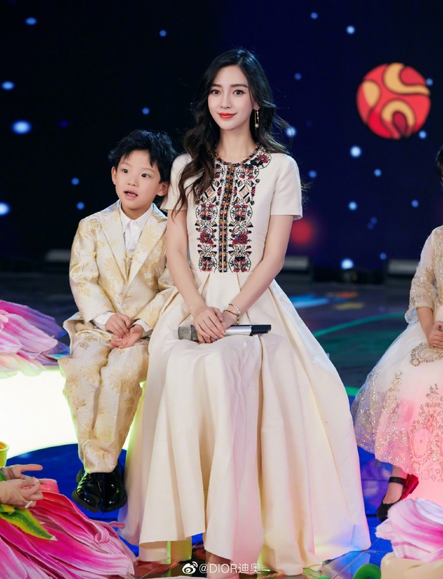 Dàn mỹ nhân Cbiz đẹp nức nở sự kiện countdown: Nhiệt Ba khí chất, Angela Baby - Dương Mịch thần thái bất phân thắng bại - Ảnh 9. Dàn mỹ nhân Cbiz đẹp nức nở sự kiện countdown: Nhiệt Ba khí chất, Angela Baby - Dương Mịch thần thái bất phân thắng bại - Ảnh 9.