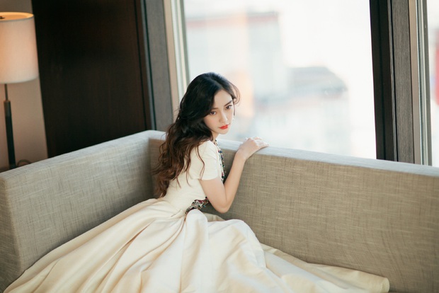 Dàn mỹ nhân Cbiz đẹp nức nở sự kiện countdown: Nhiệt Ba khí chất, Angela Baby - Dương Mịch thần thái bất phân thắng bại - Ảnh 12. Dàn mỹ nhân Cbiz đẹp nức nở sự kiện countdown: Nhiệt Ba khí chất, Angela Baby - Dương Mịch thần thái bất phân thắng bại - Ảnh 12.