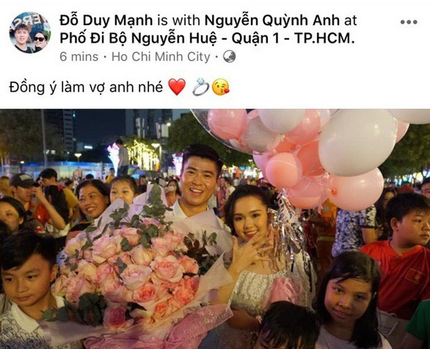 Vừa cầu hôn thành công bạn gái, Duy Mạnh đã bị cả dàn cầu thủ đăng ảnh dìm hàng, cà khịa cực lầy - Ảnh 1. Vừa cầu hôn thành công bạn gái, Duy Mạnh đã bị cả dàn cầu thủ đăng ảnh dìm hàng, cà khịa cực lầy - Ảnh 1.