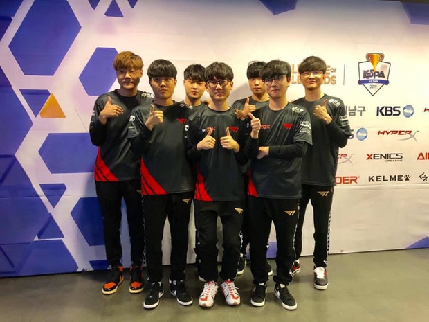 Góc hơi toang: Faker chào đón năm mới với pha tự hủy đôi giầy Nike ft G-Dragon giá gần trăm triệu - Ảnh 3. Góc hơi toang: Faker chào đón năm mới với pha tự hủy đôi giầy Nike ft G-Dragon giá gần trăm triệu - Ảnh 3.