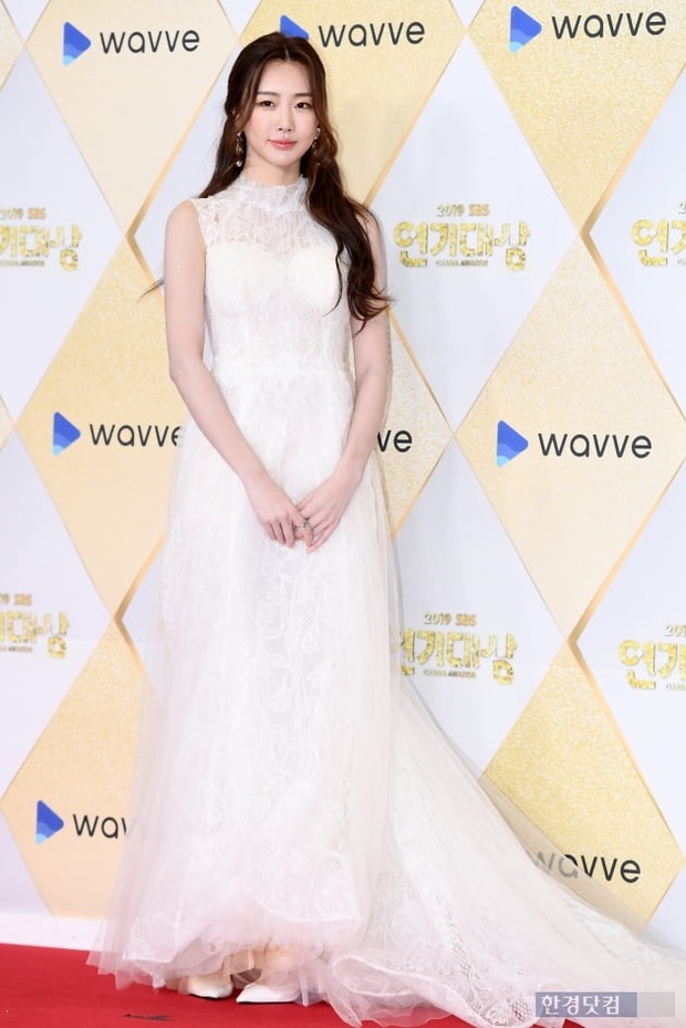 Siêu thảm đỏ SBS Drama Awards 2019: Jang Nara đẹp nức nở, Suzy lấn át cả Hoa hậu Hàn hở bạo và dàn minh tinh quyền lực - Ảnh 14. Siêu thảm đỏ SBS Drama Awards 2019: Jang Nara đẹp nức nở, Suzy lấn át cả Hoa hậu Hàn hở bạo và dàn minh tinh quyền lực - Ảnh 14.