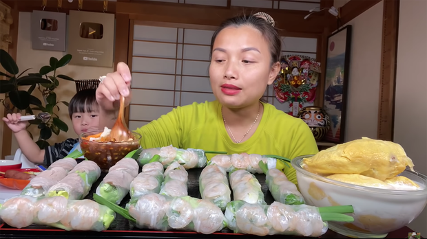 Hoá ra bé Sa không chỉ sợ ăn sầu riêng mà cứ ngửi thấy mùi... bún mắm hay mắm tôm là bỏ trốn - Ảnh 3. Hoá ra bé Sa không chỉ sợ ăn sầu riêng mà cứ ngửi thấy mùi... bún mắm hay mắm tôm là bỏ trốn - Ảnh 3.