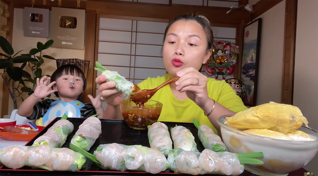 Hoá ra bé Sa không chỉ sợ ăn sầu riêng mà cứ ngửi thấy mùi... bún mắm hay mắm tôm là bỏ trốn - Ảnh 4. Hoá ra bé Sa không chỉ sợ ăn sầu riêng mà cứ ngửi thấy mùi... bún mắm hay mắm tôm là bỏ trốn - Ảnh 4.