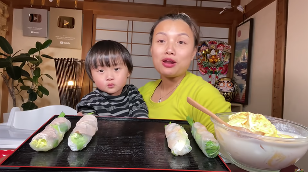 Hoá ra bé Sa không chỉ sợ ăn sầu riêng mà cứ ngửi thấy mùi... bún mắm hay mắm tôm là bỏ trốn - Ảnh 5. Hoá ra bé Sa không chỉ sợ ăn sầu riêng mà cứ ngửi thấy mùi... bún mắm hay mắm tôm là bỏ trốn - Ảnh 5.