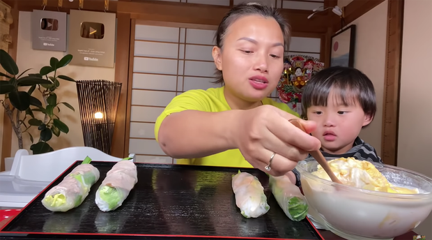 Hoá ra bé Sa không chỉ sợ ăn sầu riêng mà cứ ngửi thấy mùi... bún mắm hay mắm tôm là bỏ trốn - Ảnh 6. Hoá ra bé Sa không chỉ sợ ăn sầu riêng mà cứ ngửi thấy mùi... bún mắm hay mắm tôm là bỏ trốn - Ảnh 6.