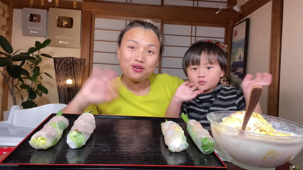 Hoá ra bé Sa không chỉ sợ ăn sầu riêng mà cứ ngửi thấy mùi... bún mắm hay mắm tôm là bỏ trốn - Ảnh 7. Hoá ra bé Sa không chỉ sợ ăn sầu riêng mà cứ ngửi thấy mùi... bún mắm hay mắm tôm là bỏ trốn - Ảnh 7.