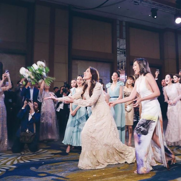 Khoảnh khắc hot nhất đám cưới sao nữ Thái: Kimmy bắt được hoa cưới, thái độ của bạn trai nam thần Mark Prin gây sốt - Ảnh 3.