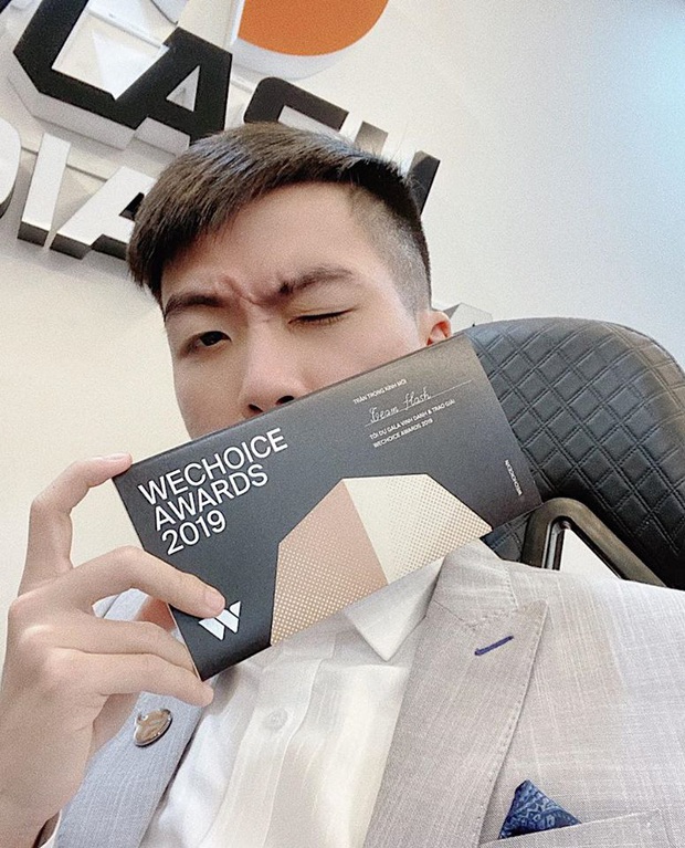 Khi thi đấu ngầu là thế, nhưng lúc tham dự Wechoice Awards thì Team Flash lại bảnh và lịch lãm như thế này đây - Ảnh 5. Khi thi đấu ngầu là thế, nhưng lúc tham dự Wechoice Awards thì Team Flash lại bảnh và lịch lãm như thế này đây - Ảnh 5.