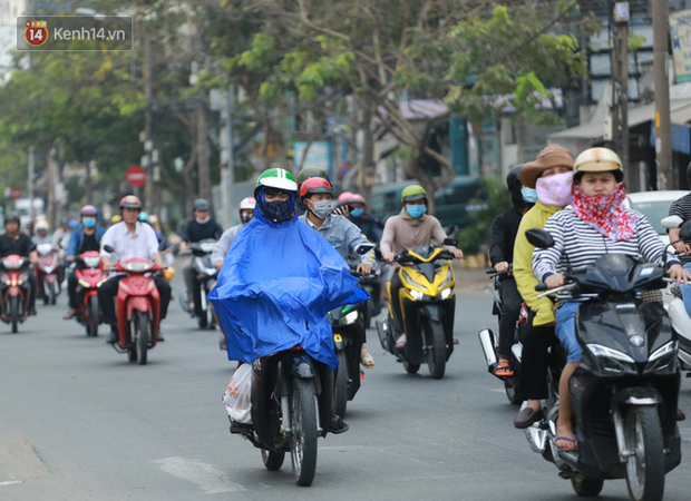 TP.HCM bất ngờ có mưa trái mùa, người dân thích thú ra đường sau nhiều ngày bầu trời mù mịt, nắng nóng gay gắt vào buổi trưa - Ảnh 10.
