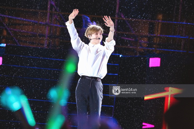 Taemin (SHINee) đẹp như tiên tử biểu diễn xuất thần dưới mưa, tiện thể tung thính solo concert tại Việt Nam? - Ảnh 11.