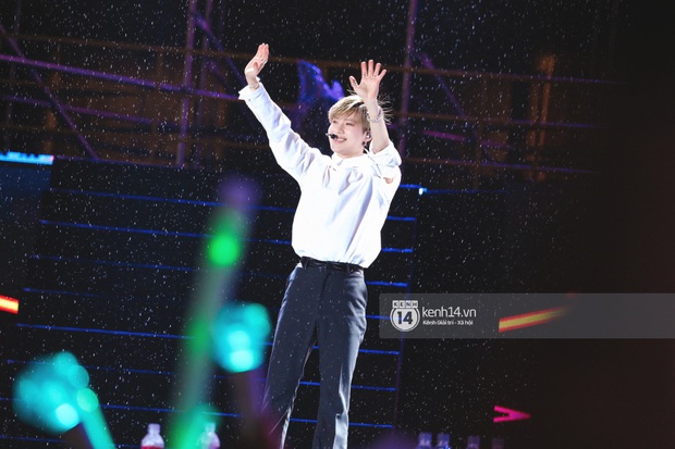 Taemin (SHINee) đẹp như tiên tử biểu diễn xuất thần dưới mưa, tiện thể tung thính solo concert tại Việt Nam? - Ảnh 10.