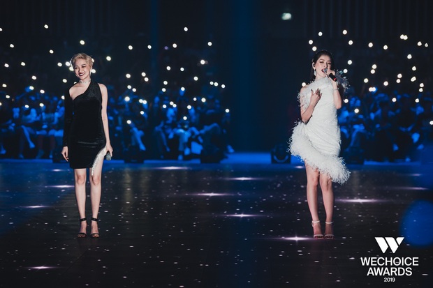 Bộ tứ Anh Linh Chi Đen hoà giọng trong ca khúc linh hồn WeChoice Awards 2019, cả khán phòng được thắp sáng ngàn sao đầy xúc động - Ảnh 3.