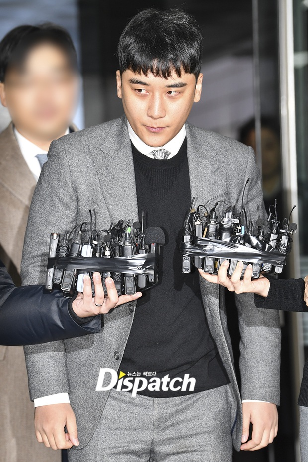 Seungri trình diện trước lệnh bắt giữ vì 7 cáo buộc hình sự, nụ cười bí hiểm khi bước ra khỏi tòa gây chú ý - Ảnh 4.