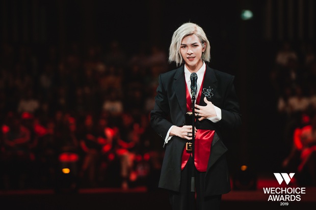 Loạt khoảnh khắc không đẹp không tính tiền của Denis Đặng tại WeChoice Awards 2019 - Ảnh 2. Loạt khoảnh khắc không đẹp không tính tiền của Denis Đặng tại WeChoice Awards 2019 - Ảnh 2.