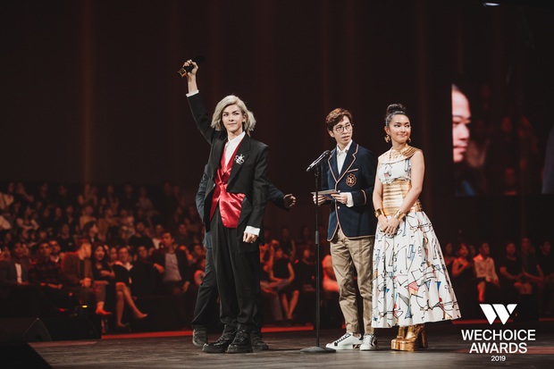 Loạt khoảnh khắc không đẹp không tính tiền của Denis Đặng tại WeChoice Awards 2019 - Ảnh 4. Loạt khoảnh khắc không đẹp không tính tiền của Denis Đặng tại WeChoice Awards 2019 - Ảnh 4.