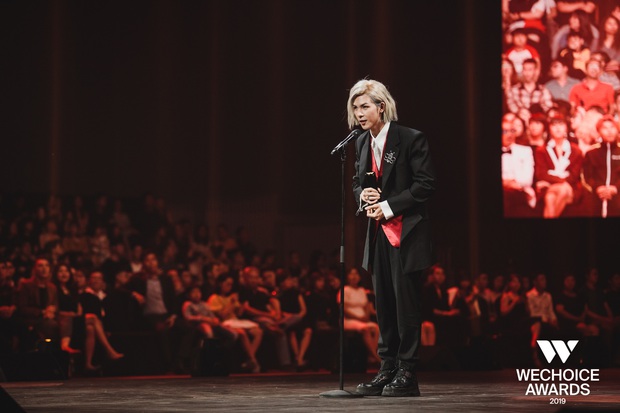 Loạt khoảnh khắc không đẹp không tính tiền của Denis Đặng tại WeChoice Awards 2019 - Ảnh 3. Loạt khoảnh khắc không đẹp không tính tiền của Denis Đặng tại WeChoice Awards 2019 - Ảnh 3.