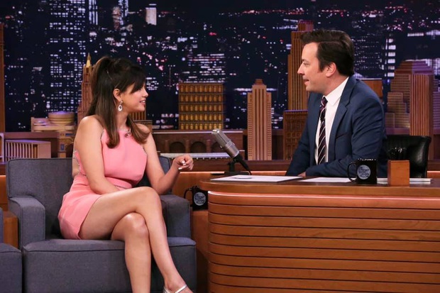 Rũ bỏ hình ảnh xuề xòa trước đó, Selena Gomez xuất hiện cực xinh đẹp trên talkshow mới nhất - Ảnh 3.