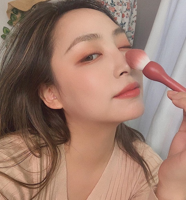 3 sản phẩm makeup dễ phá hoại nhan sắc của bạn ngày Tết, khiến da đã khô lại càng thêm bong tróc héo mòn - Ảnh 2.