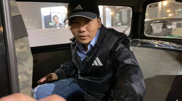 Khoa Pug bất ngờ trở lại sau tuyên bố nghỉ Tết: chất lượng clip tốt hơn hẳn, gây chú ý nhất là hành động mang đồ ăn cho người vô gia cư ở Ấn Độ - Ảnh 4. Khoa Pug bất ngờ trở lại sau tuyên bố nghỉ Tết: chất lượng clip tốt hơn hẳn, gây chú ý nhất là hành động mang đồ ăn cho người vô gia cư ở Ấn Độ - Ảnh 4.