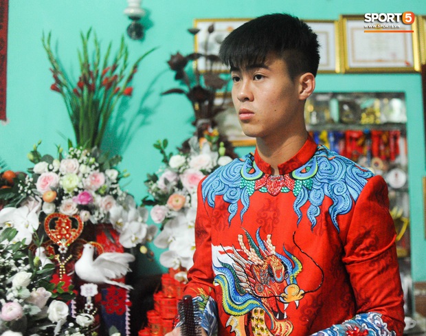 Trực tiếp đám hỏi trung vệ Duy Mạnh - Quỳnh Anh: Chú rể Duy Mạnh xuất hiện, diện áo dài đỏ trong ngày trọng đại - Ảnh 5. Trực tiếp đám hỏi trung vệ Duy Mạnh - Quỳnh Anh: Chú rể Duy Mạnh xuất hiện, diện áo dài đỏ trong ngày trọng đại - Ảnh 5.