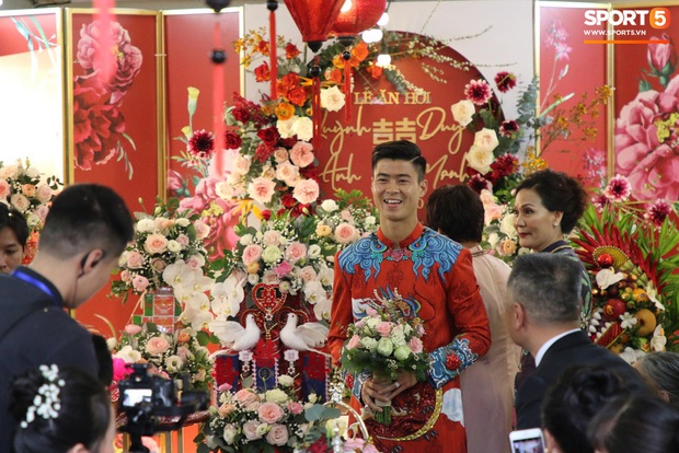 Bà hàng xóm phố Xã Đàn mách lẻo về đám hỏi Duy Mạnh: Chú rể mua căn hộ sát vách nhà bố vợ, mẹ cô dâu tặng dây chuyền đính 20 hạt kim cương - Ảnh 2. Bà hàng xóm phố Xã Đàn mách lẻo về đám hỏi Duy Mạnh: Chú rể mua căn hộ sát vách nhà bố vợ, mẹ cô dâu tặng dây chuyền đính 20 hạt kim cương - Ảnh 2.