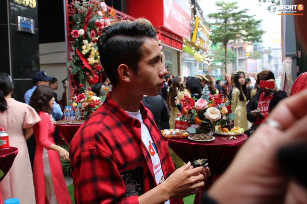 Dàn cầu thủ HAGL đổ bộ xuống đám hỏi của Duy Mạnh: Ai cũng tươi rói nhưng chiếm spotlight là Tuấn Anh với sự giản dị của anh chàng - Ảnh 6.