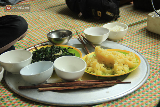 Tết ở gia đình đông con như “trại trẻ” tại Hà Nội: “Con muốn năm mới được sửa cái xích xe đạp để đi học, các chị thì ước có quần áo mới” - Ảnh 10. Tết ở gia đình đông con như “trại trẻ” tại Hà Nội: “Con muốn năm mới được sửa cái xích xe đạp để đi học, các chị thì ước có quần áo mới” - Ảnh 10.